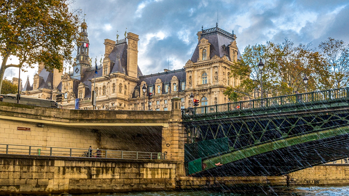 vue de l'hotel de ville sur la croisiere fluviale a paris