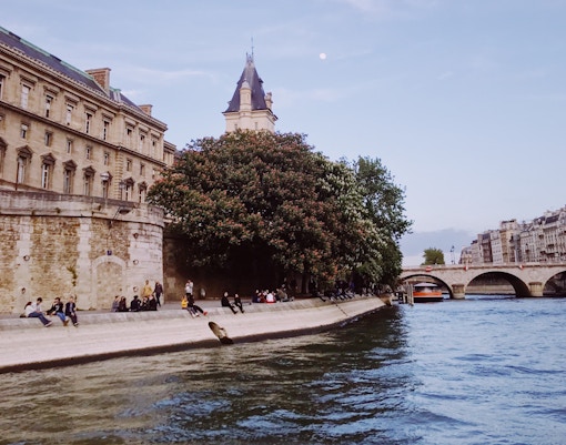 emily in paris luoghi parigi