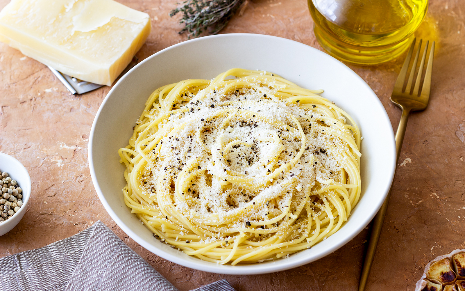 Roman spaghetti cacio e pepe with cheese and pepper in a white bowl.