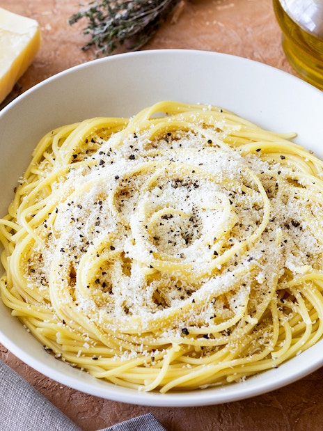 Roman spaghetti cacio e pepe with cheese and pepper in a white bowl.
