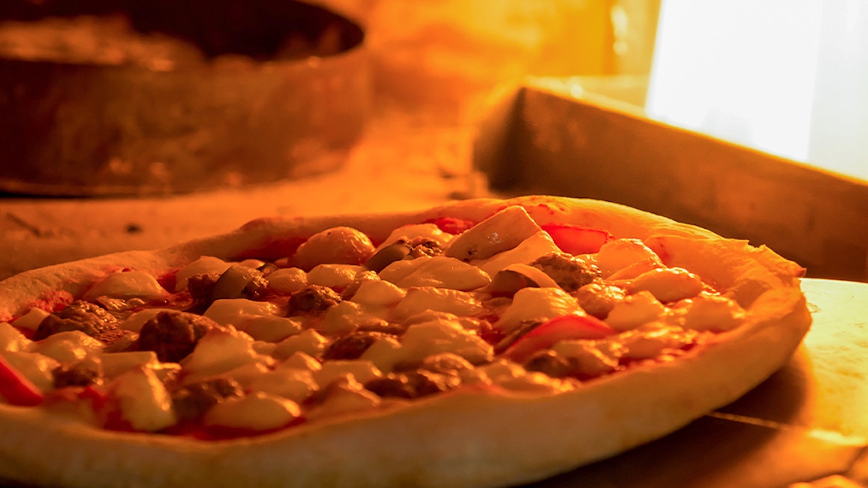Wood-fired pizza at a restaurant near Rome Zoo.