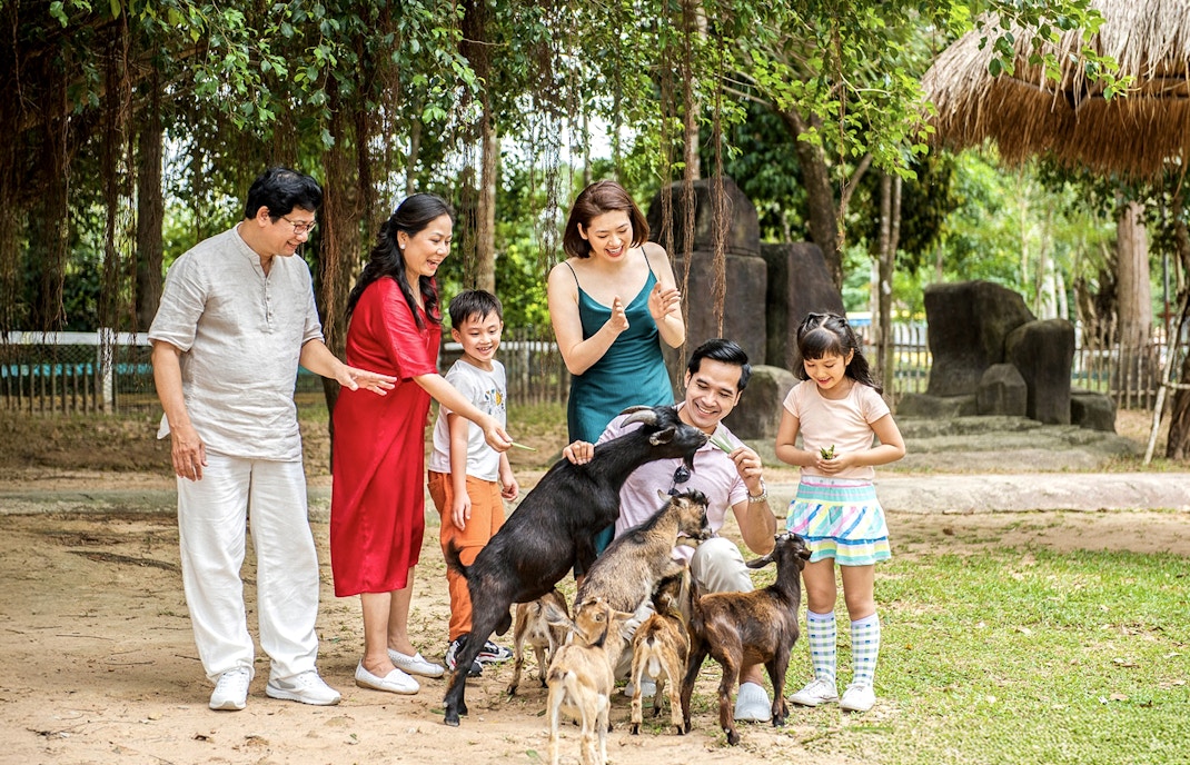 Guests feeding animals in Khao Kheow Zoo