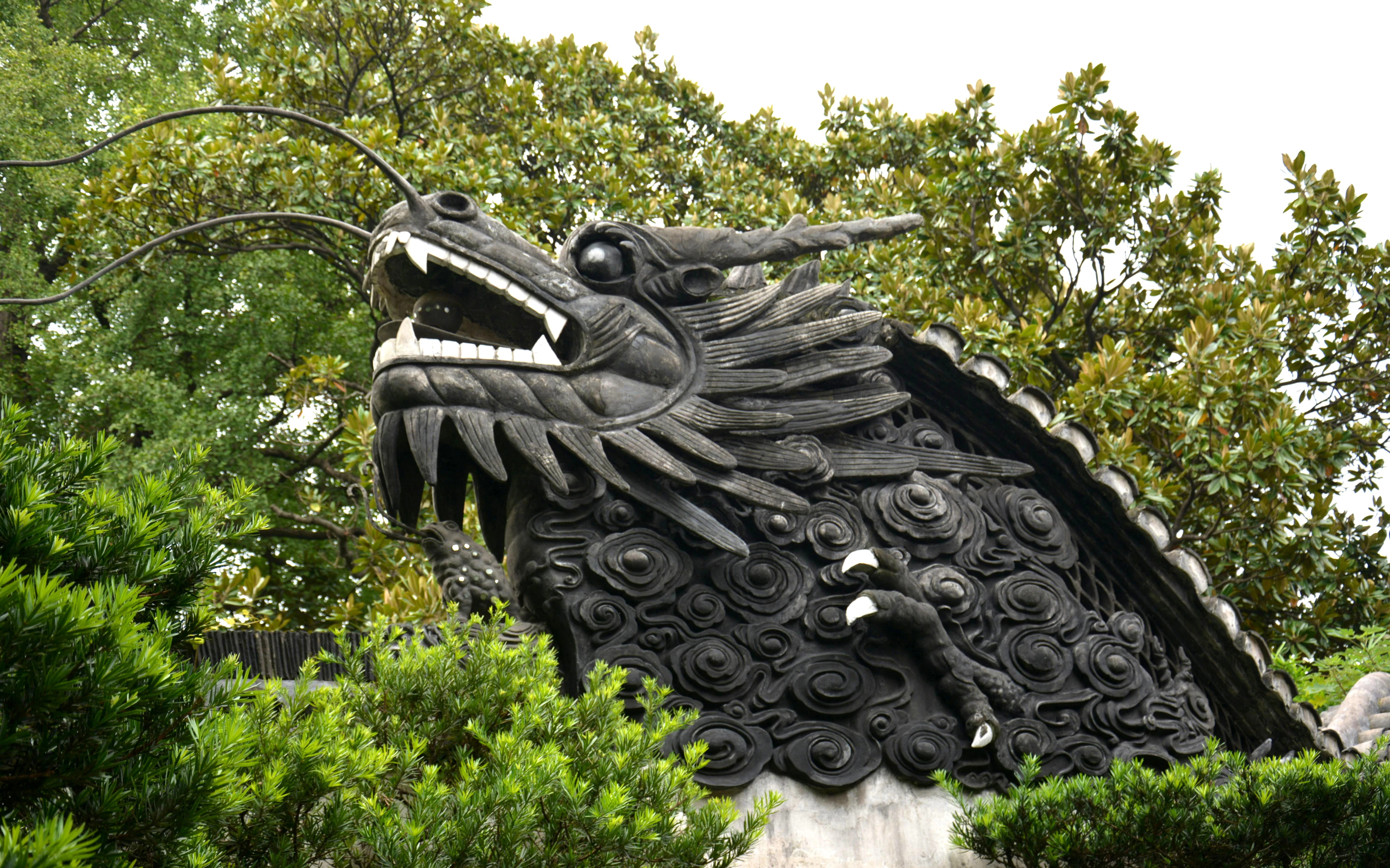 Dragon sculpture on the fence in Yu Yuan Garden, Shanghai, China.