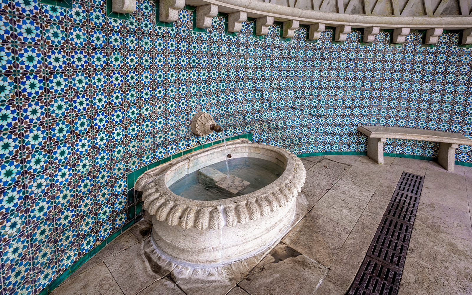 Moorish Castle - arms square - fountain and bench