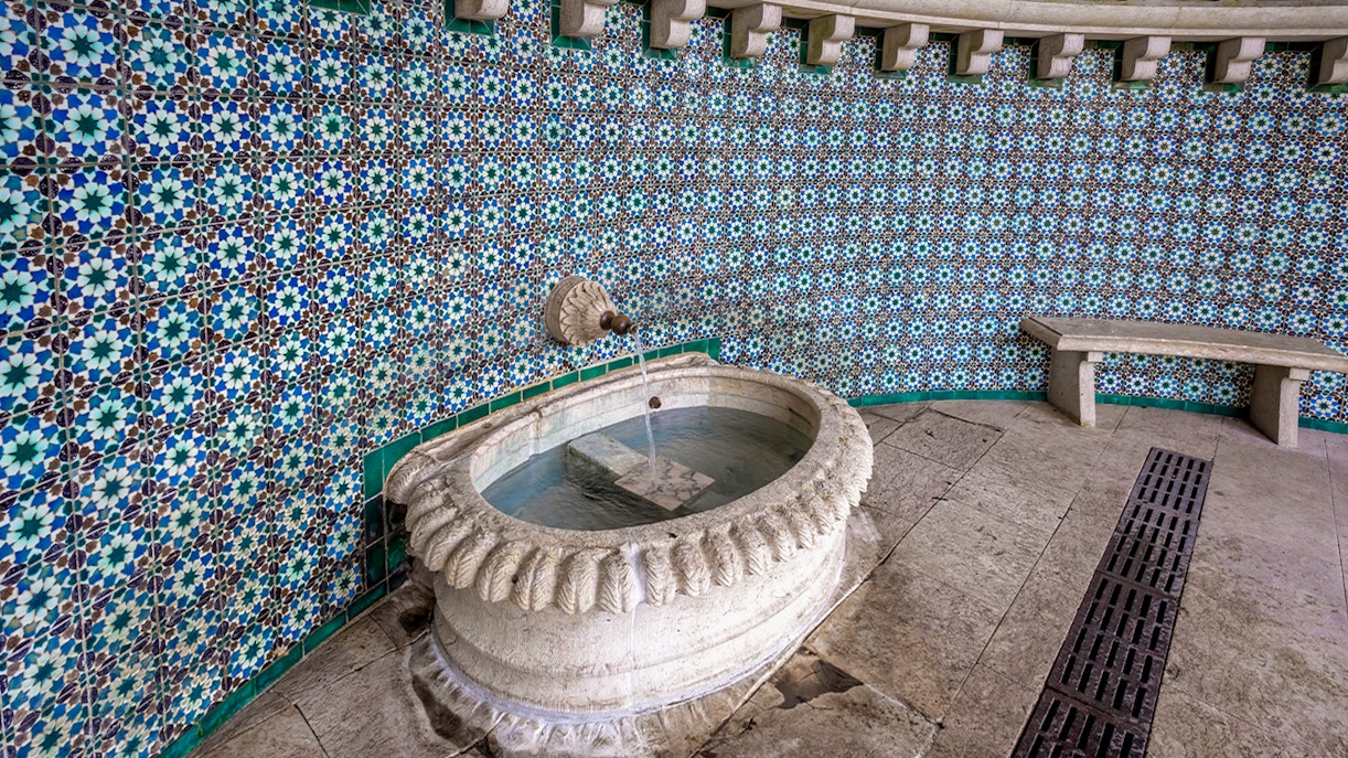 Moorish Castle - arms square - fountain and bench