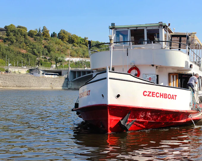 Prague Sightseeing Cruise on a Historic 1927 Passenger Boat with Drinks and Snacks