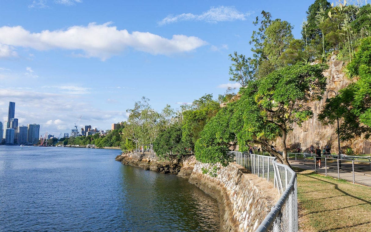 Kangaroo Point cliffs and Brisbane River with city skyline in the background.