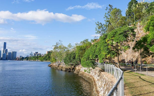 Kangaroo Point cliffs and Brisbane River with city skyline in the background.
