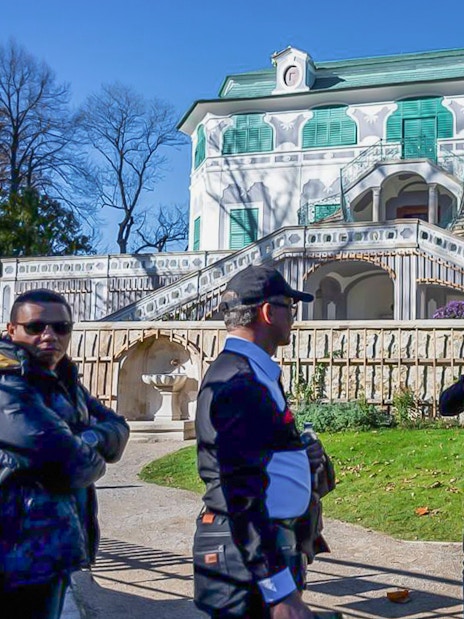 Tour guide explaining in front of a historic building in Cesky Krumlov.