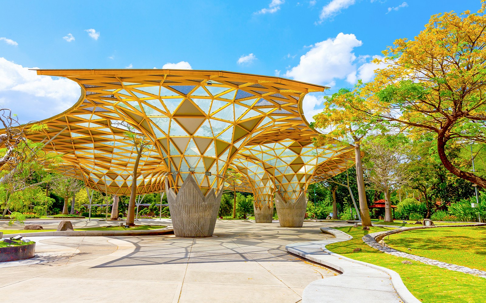 Visiteurs explorant la verdure luxuriante du jardin botanique Perdana, à Kuala Lumpur.