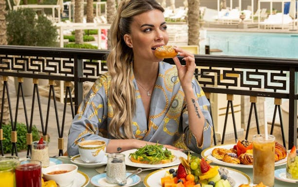 giardino-frühstücksbuffet: internationales buffet mit live-kochstationen und außenterrasse-3