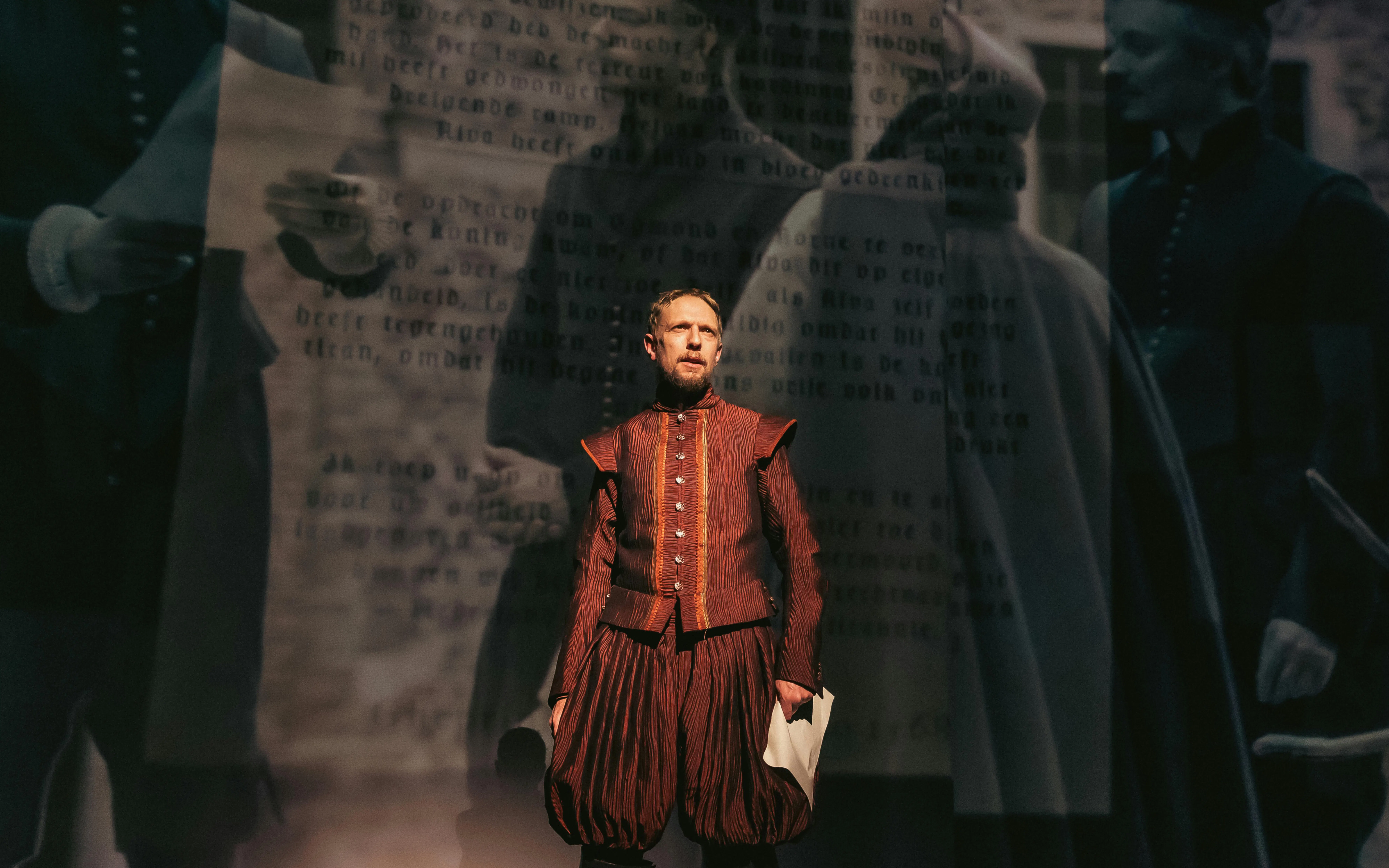 Man in historical costume with text projection, related to Willem van Oranje.