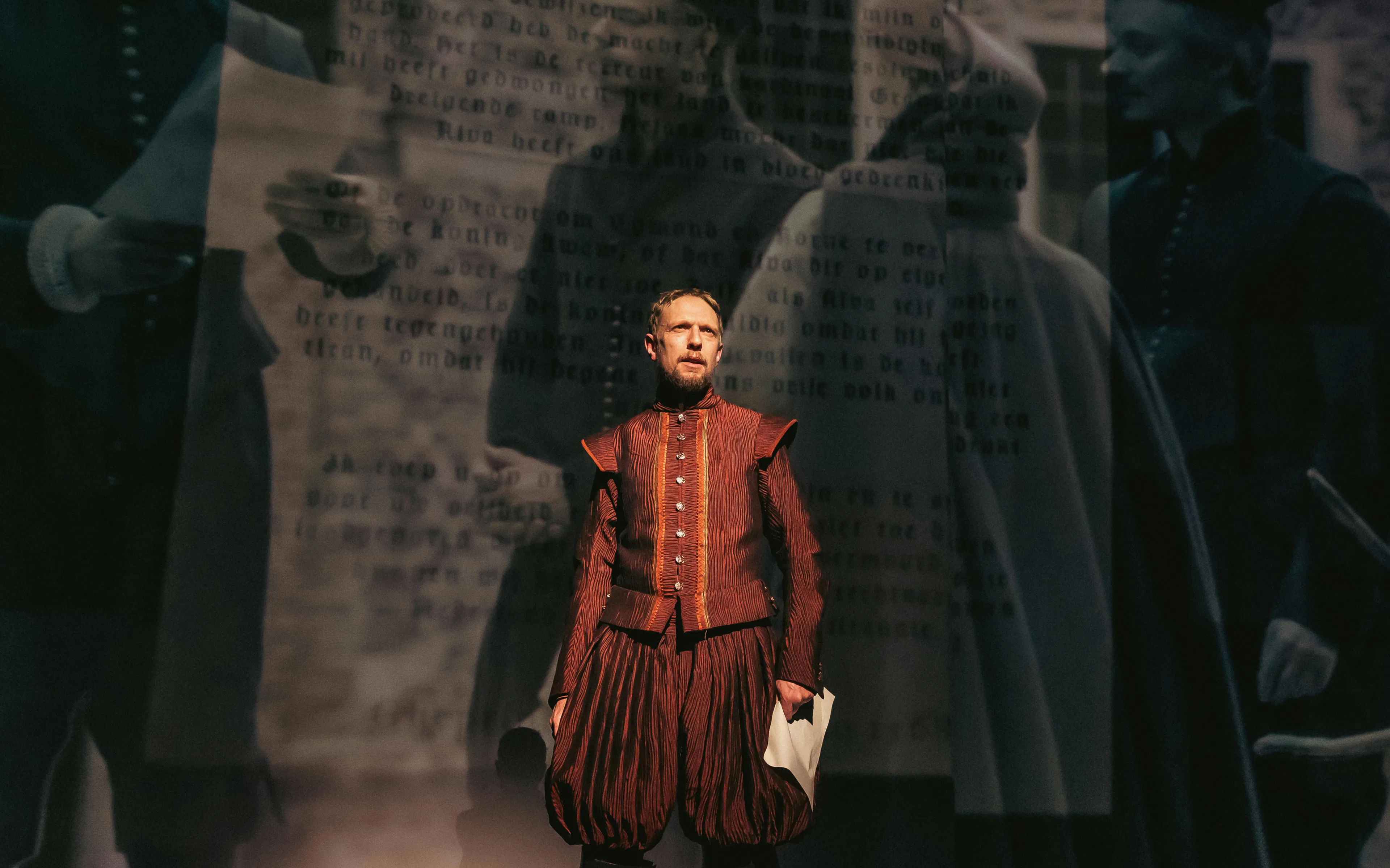 Man in historical costume with text projection, related to Willem van Oranje.