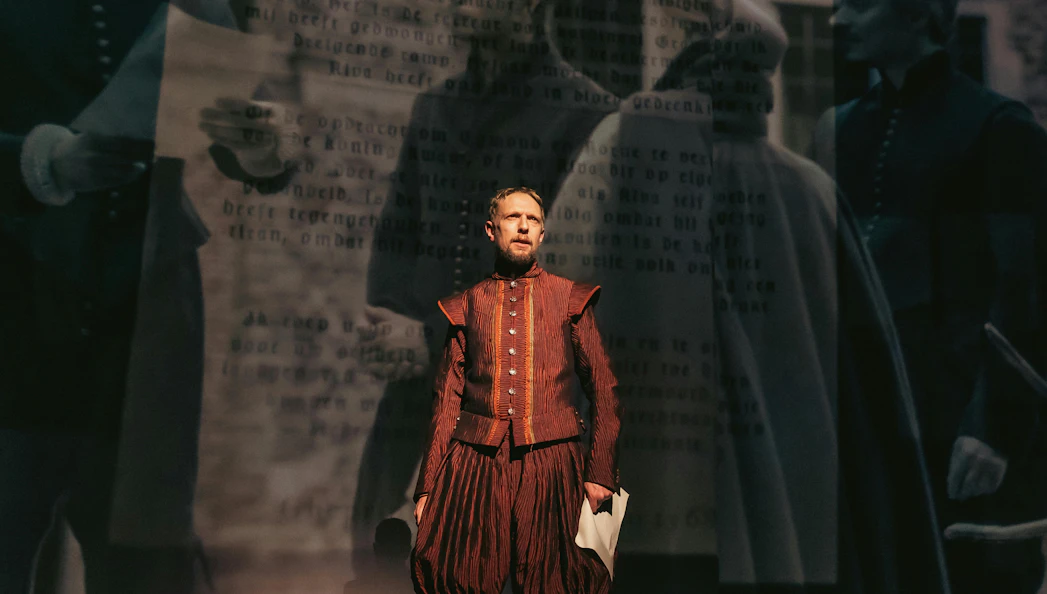 Man in historical costume with text projection, related to Willem van Oranje.