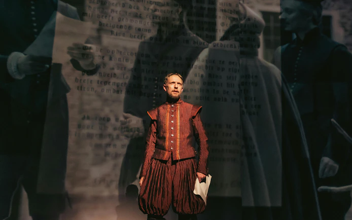 Man in historical costume with text projection, related to Willem van Oranje.