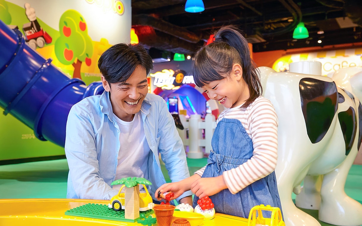 Father and daughter building with LEGO at LEGOLAND Discovery Center Osaka.
