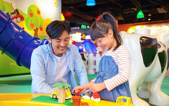 Father and daughter building with LEGO at LEGOLAND Discovery Center Osaka.