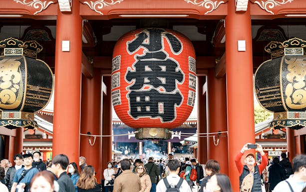 Crowd at Senso-ji Temple entrance with large red lantern, Asakusa, Tokyo.