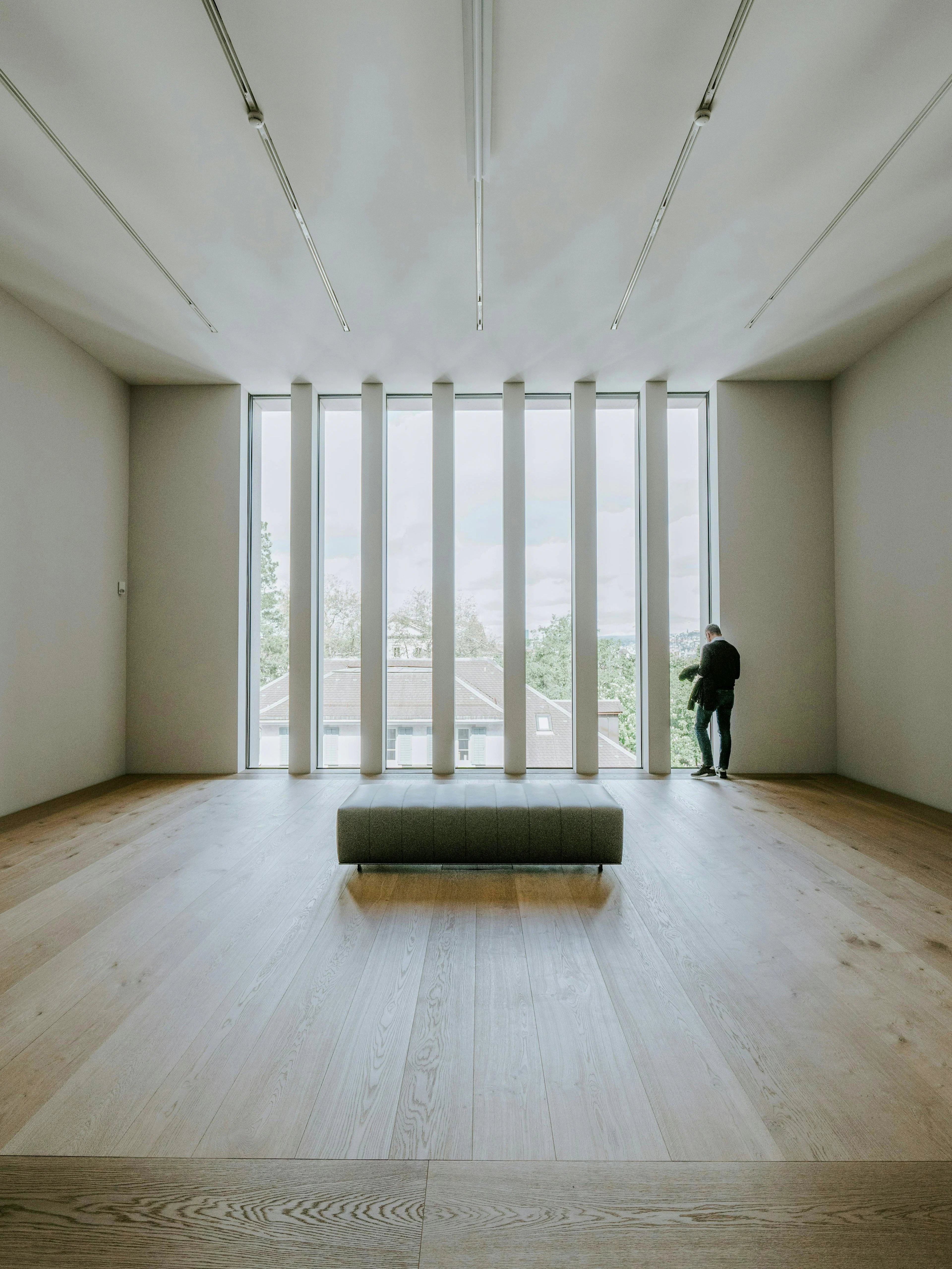 Spacious gallery room with large windows at Kunsthaus Museum Zürich.