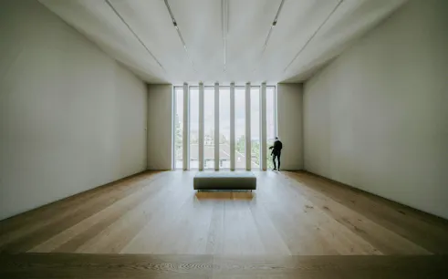 Spacious gallery room with large windows at Kunsthaus Museum Zürich.