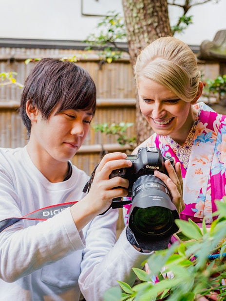 Photographer showing camera to woman in kimono at Kyoto Kimono Rental Yumeyakata.