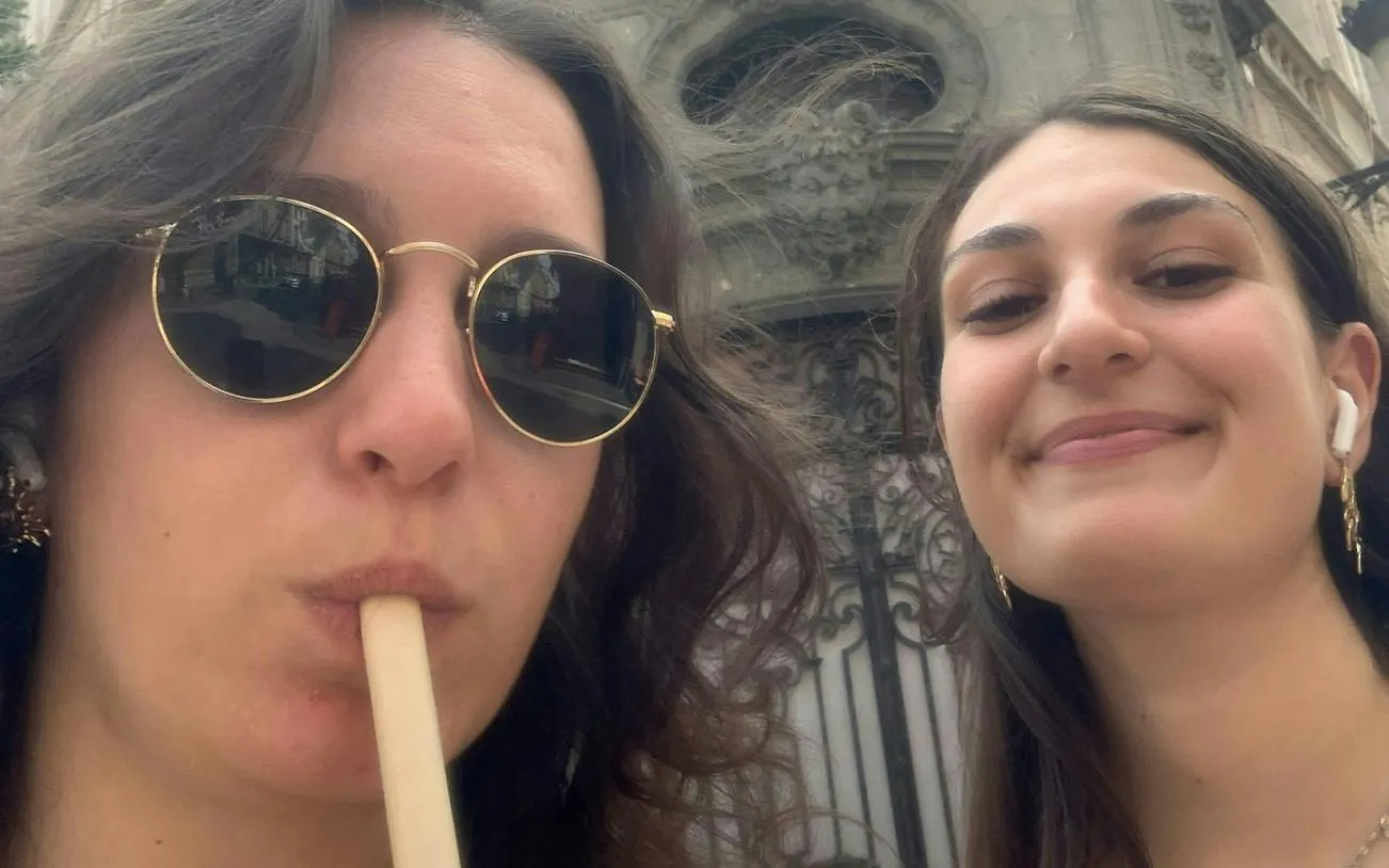 Two people enjoying a self-guided city exploration game in Brussels.