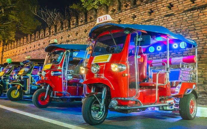 Chiang Mai Night Tuk-Tuk Tour: Temples and Night Market with Street-Food Tasting