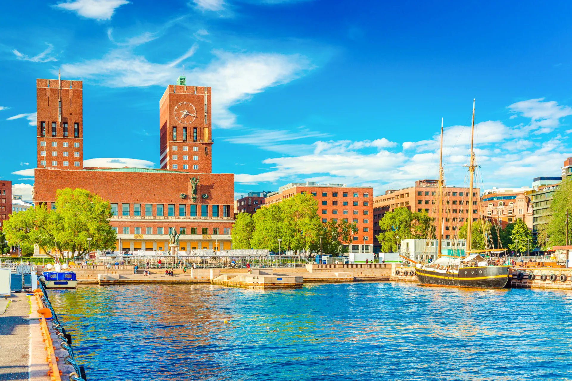 Oslo Old Town Private Walking Tour and Fjord Cruise Tickets