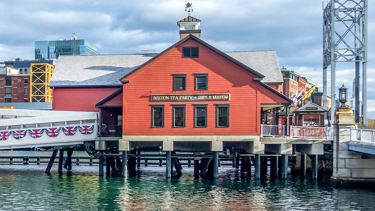 https://cdn-imgix.headout.com/media/images/365823cd69578ddd691968556271f3fa-5685-boston-boston-tea-party-ships-%26-museum-01.png