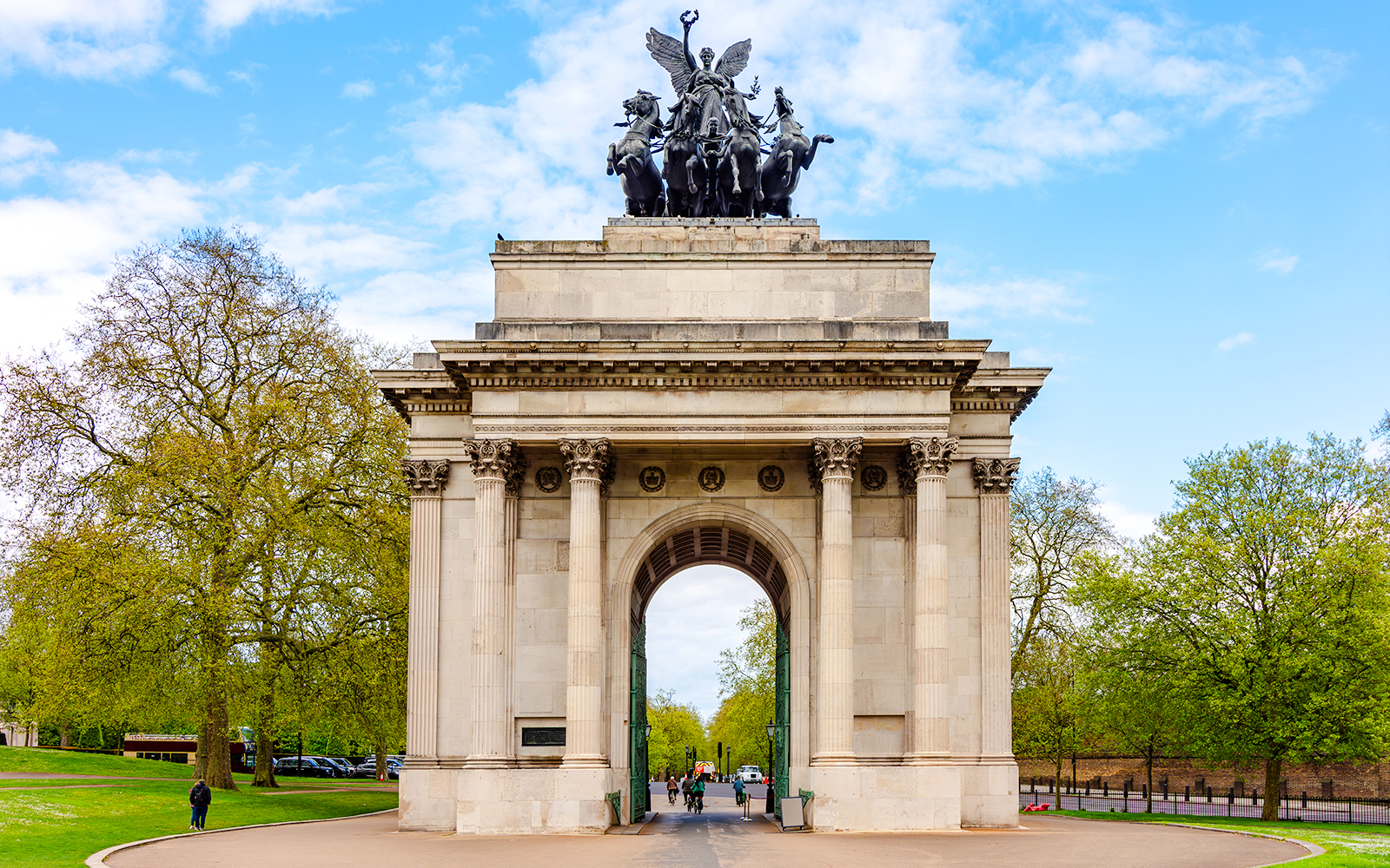 Wellington Arch in London with Quadriga statue on top.