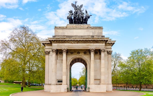 Wellington Arch in London with Quadriga statue on top.