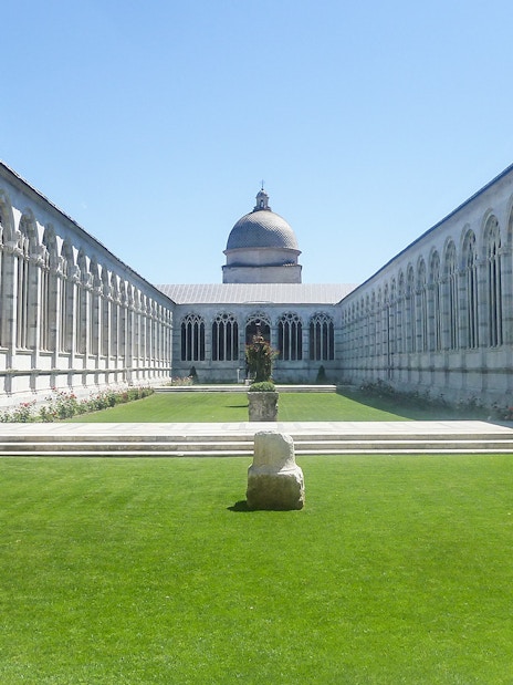 Pisa Baptistery and Cathedral courtyard with arches and central dome.