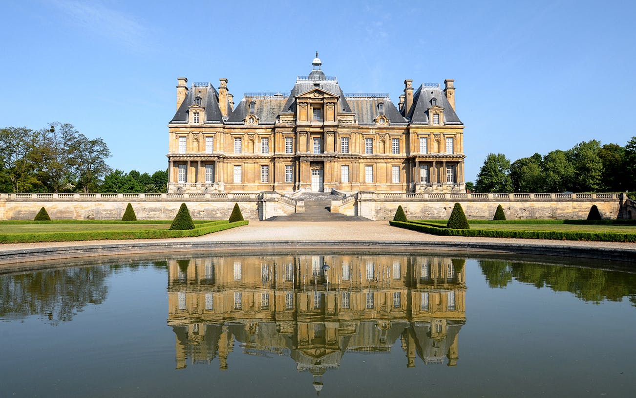 Château de Maisons with reflection in pond, Maisons-Laffitte, France.