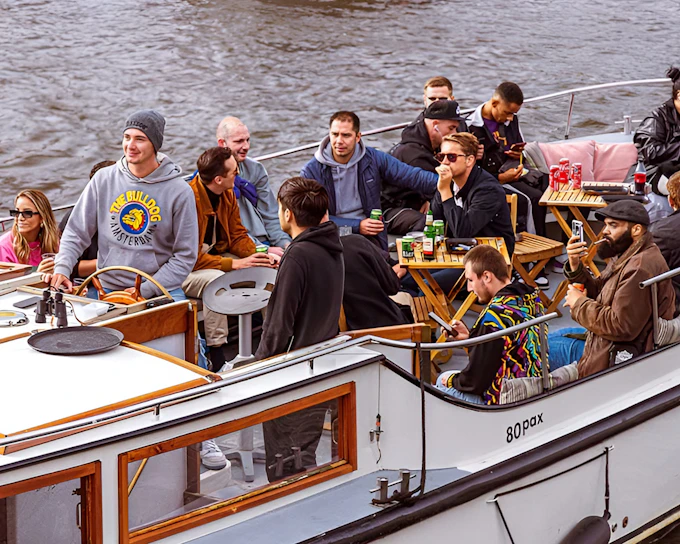 Amsterdam: 1-Hour Smoke-Friendly Cruise with 2 Drinks on Semi-Open Boat
