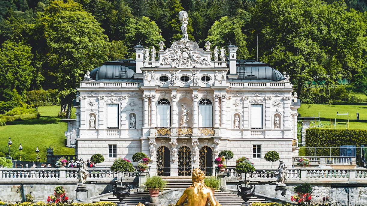Why visit the Linderhof Palace?