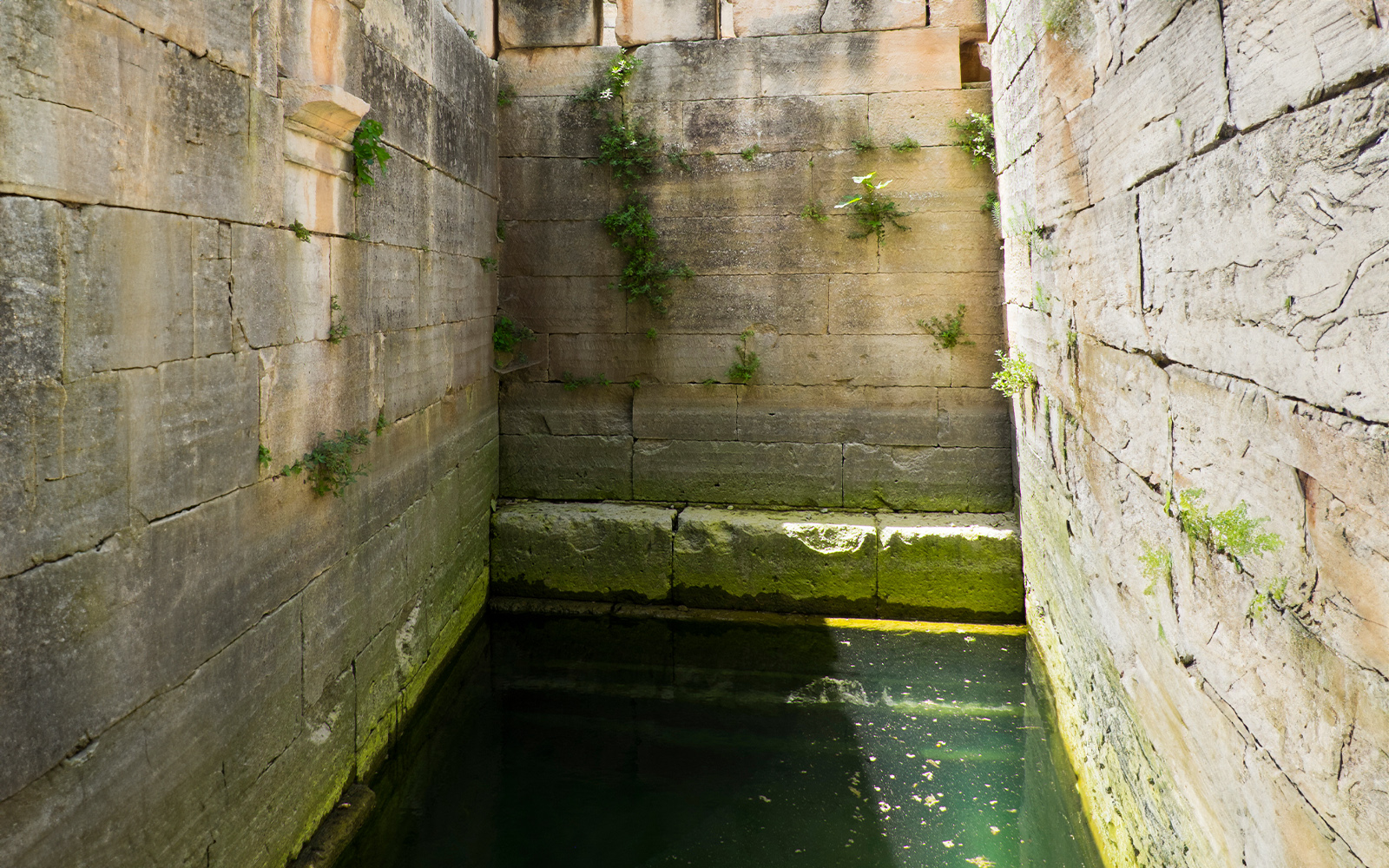 Glanum Archaeological Site - Mausoleum of the Julii