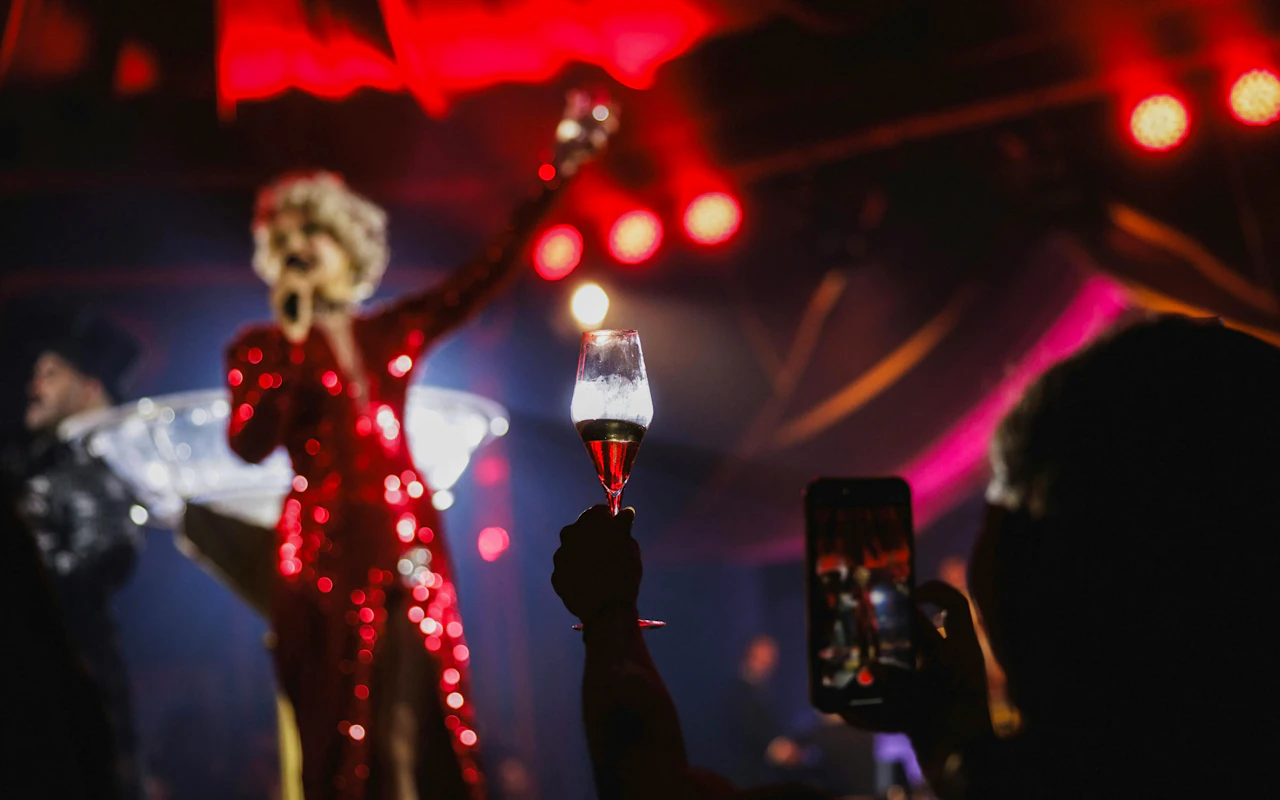 Vienna Burlesque Dinner Club allo Spiegelzelt MIRAGE con cena a più portate e festa dopo lo spettacolo — 7