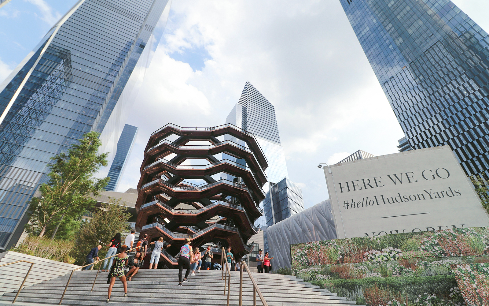 https://cdn-imgix.headout.com/media/images/373ad6137b88ccf71ece87eb30e01334-Visitors-at-the-Hudson-Yards%2CNew-York-City.jpg