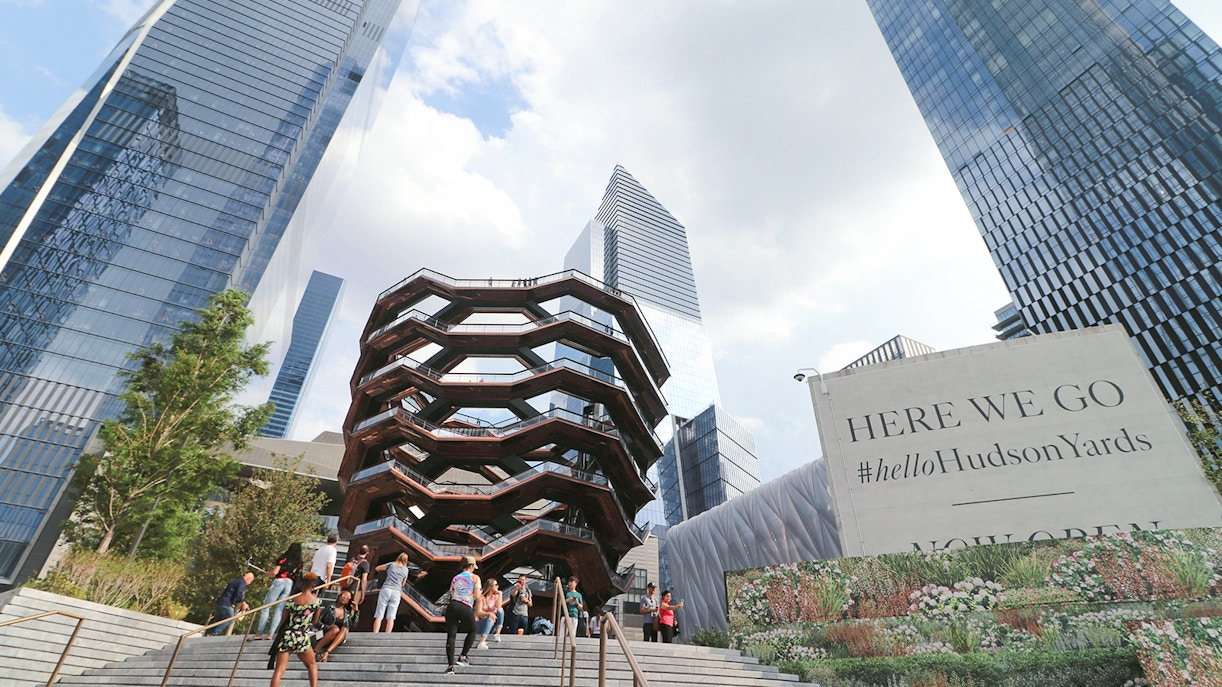 https://cdn-imgix.headout.com/media/images/373ad6137b88ccf71ece87eb30e01334-Visitors-at-the-Hudson-Yards%2CNew-York-City.jpg