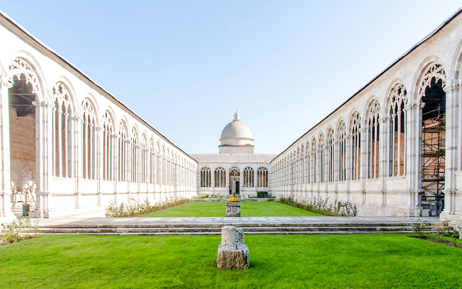 Pisa Camposanto courtyard with arched colonnades and central dome.
