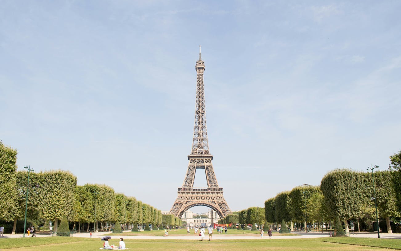 visite guidée du 2e étage de la tour eiffel avec accès prioritaire et billet pour une croisière sur la seine-2