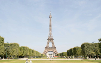 visite guidée du 2e étage de la tour eiffel avec accès prioritaire et billet pour une croisière sur la seine-2