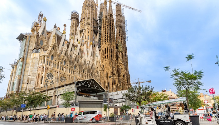 Tuk Tuk with toursits at Sagrada Familia, Barcelona