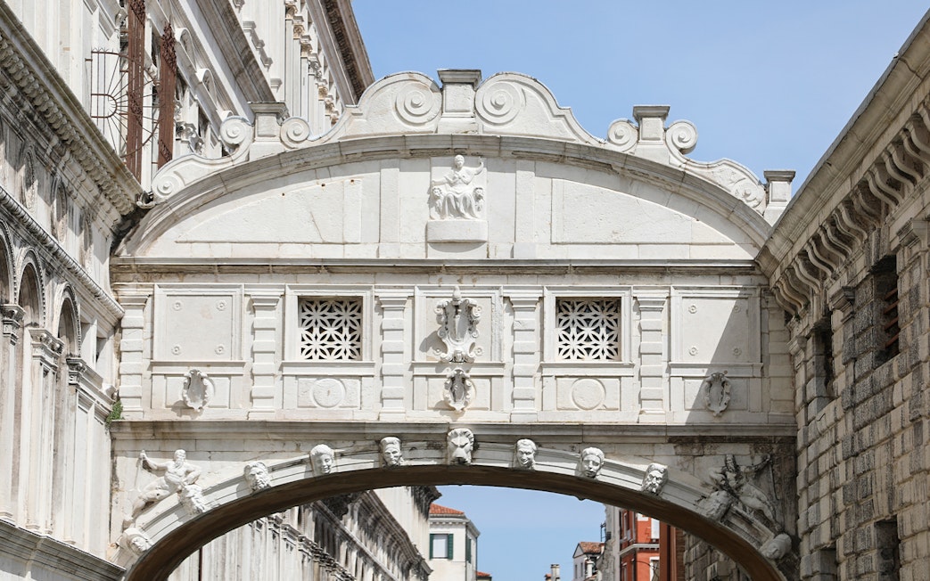 Bridge of Sighs in Venice, Italy, connecting historic buildings over a canal.