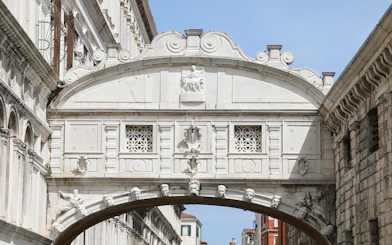 Bridge of Sighs in Venice, Italy, connecting historic buildings over a canal.