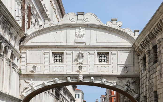 Bridge of Sighs in Venice, Italy, connecting historic buildings over a canal.