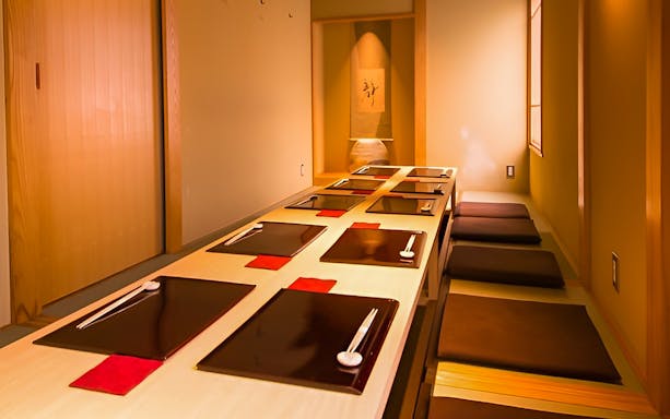 Traditional Japanese dining setup at Ginkumasaryou with seating for eight.