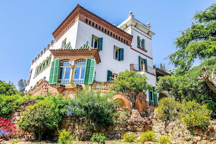 Casa Trias with lush garden in Barcelona, showcasing vibrant greenery and historic architecture.