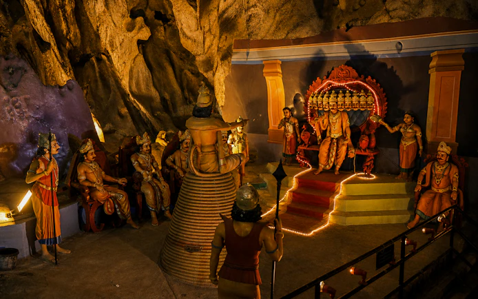 From Kuala Lumpur: Batu Caves Private Tour with Ramayana Cave Entry and Batik Factory Visit