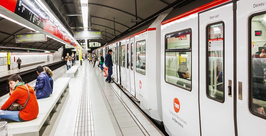 Tourists using Hola Barcelona Travel Card, visiting Sagrada Familia and other landmarks.